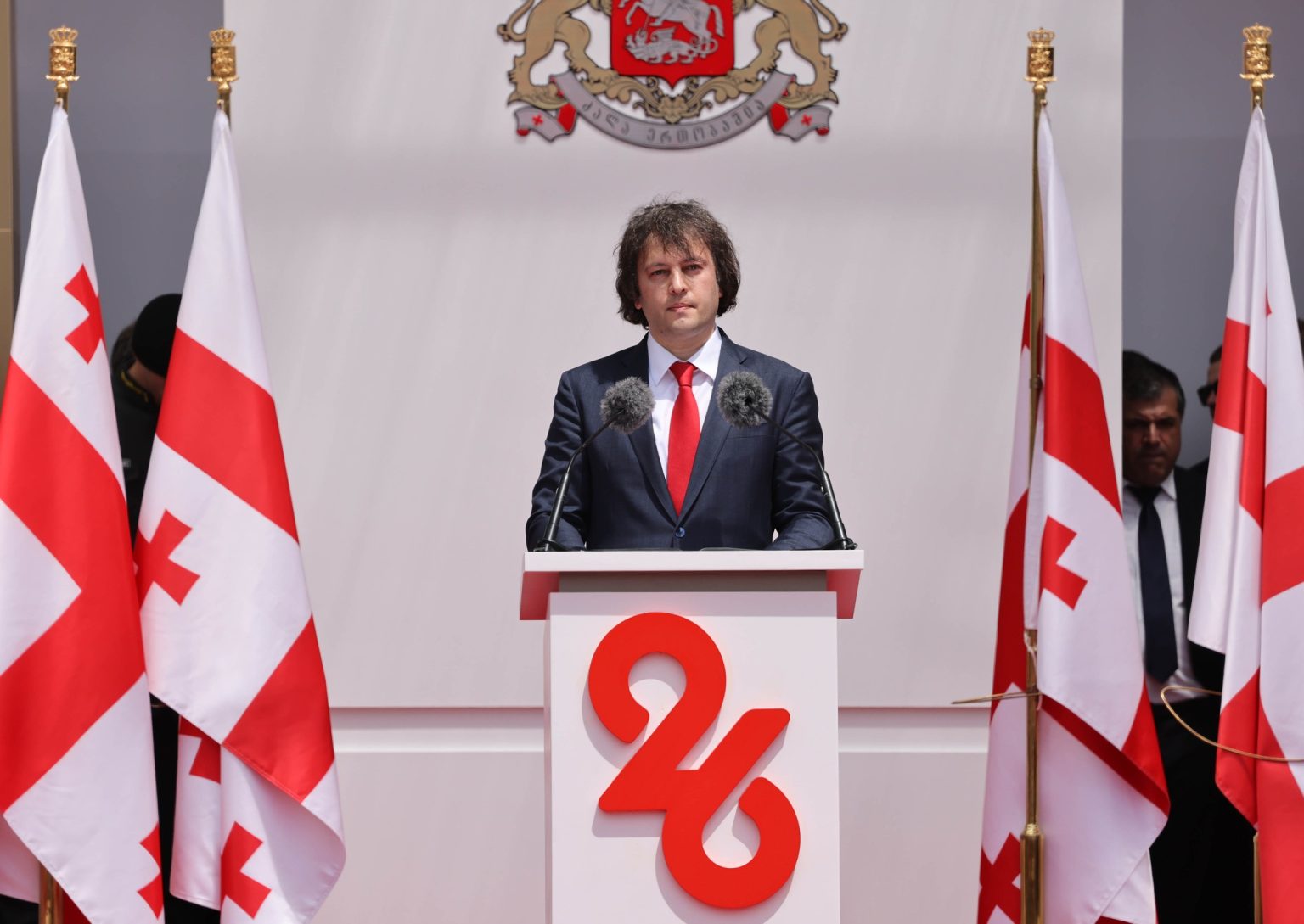 მოსახლეობა და ლიდერი საქართველოს დროშების ფონზე
