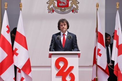 მოსახლეობა და ლიდერი საქართველოს დროშების ფონზე