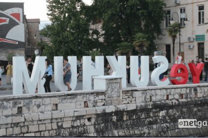 სკულპტურა „YES SKHUM“ ბათუმში, საქართველო