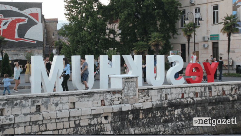 სკულპტურა „YES SKHUM“ ბათუმში, საქართველო