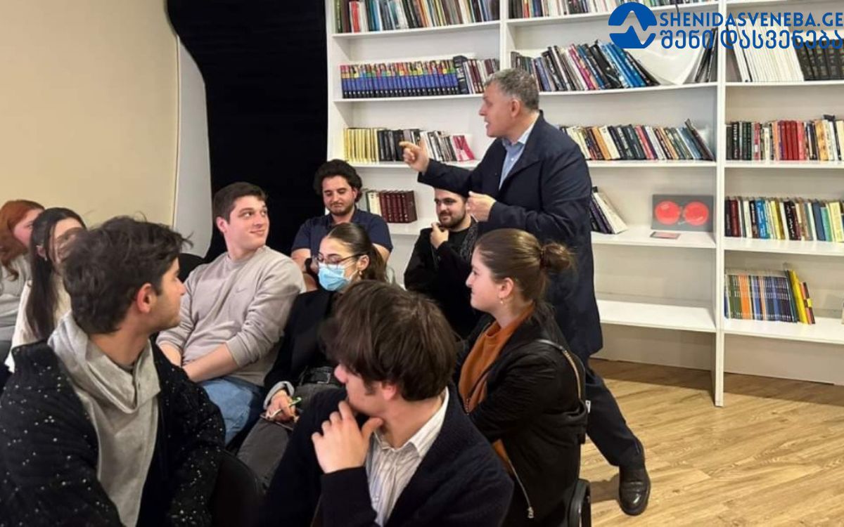 ახალგაზრდები დისკუსიაში მონაწილეობენ, საქართველო