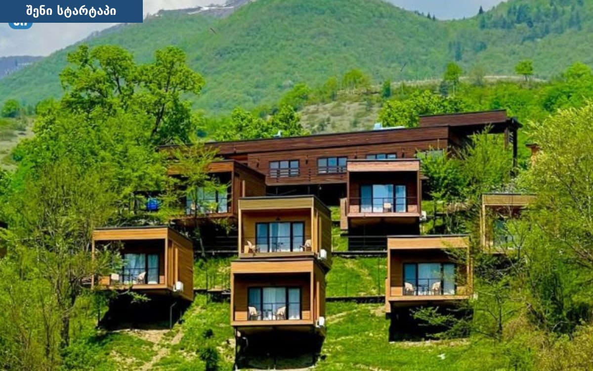 მთიანეთში მდებარე კოტეჯები, მწვანე გარემო — საქართველო