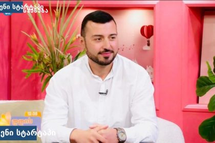 მამაკაცი თეთრ მაისურში ინტერვიუს დროს, საქართველო