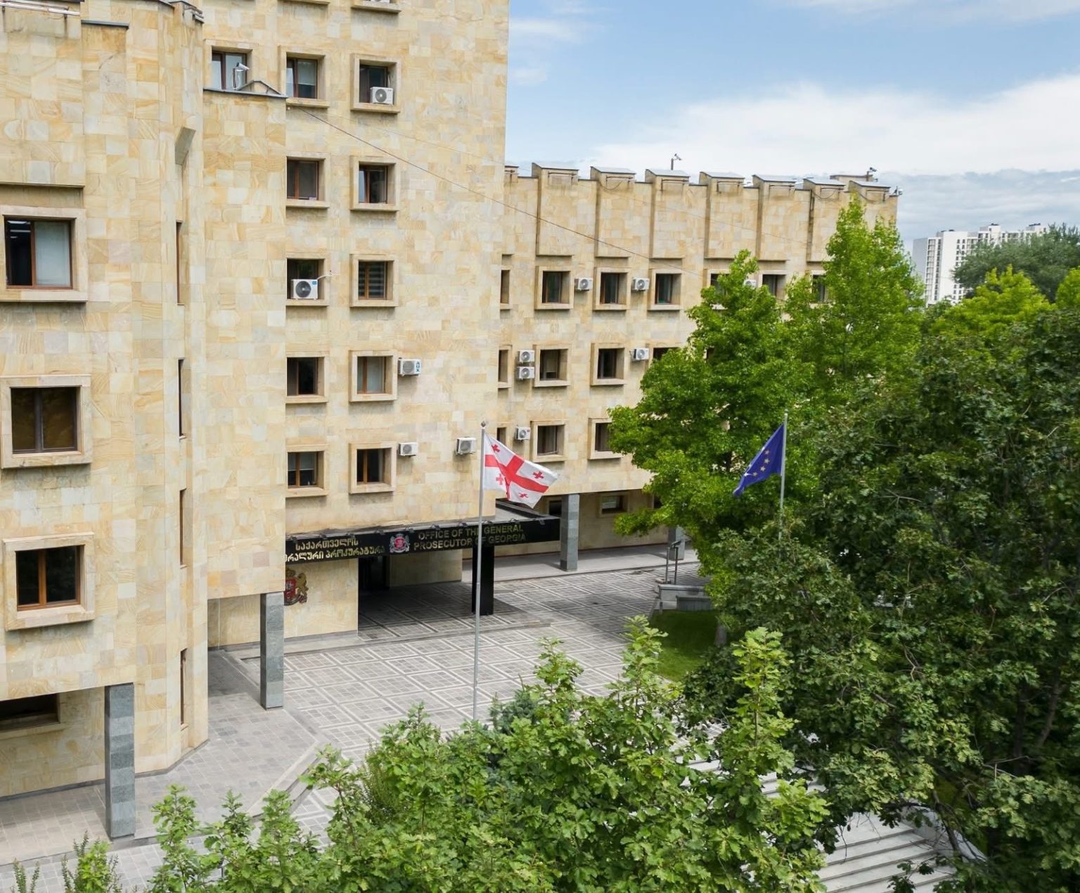 საქართველოს და ევროკავშირის დროშები მთავრობის შენობის წინ, საქართველო