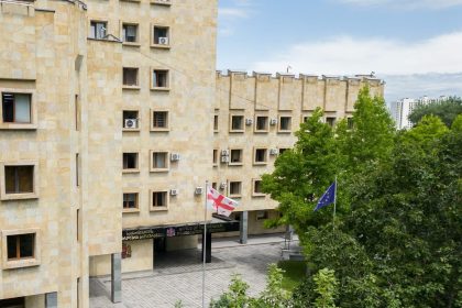 საქართველოს და ევროკავშირის დროშები მთავრობის შენობის წინ — საქართველო