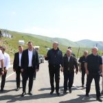 ჯგუფი ადამიანების სეირნობა მთებში, საქართველო