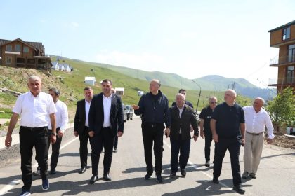 ჯგუფი ადამიანების სეირნობა მთებში, საქართველო