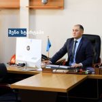 ბიუროში მჯდომი მამაკაცი, სამუშაო მაგიდასთან — საქართველო