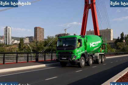 მწვანე სატვირთო მანქანა გადის ხიდზე, საქართველო