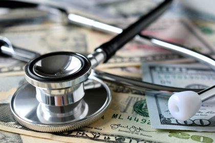 პაციენტი საავადმყოფოს სალაროსთან წინასწარ გადახდაზე ხელს აწერს