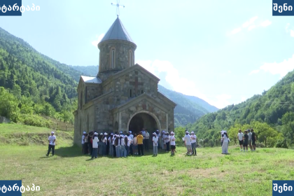 მონასტერი და ხალხი მთაში, საქართველო