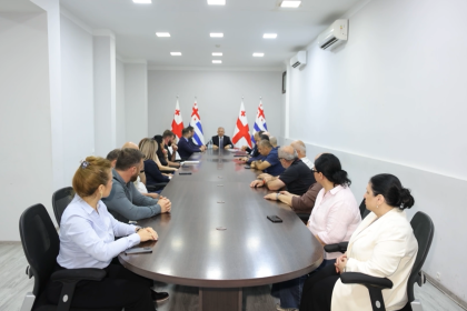 აჭარის მთავრობის თავმჯდომარე ზურაბ პატარაძე, მთავრობის წევრებთან ერთად, სავაჭრო-სამრეწველო პალატის თანამშრომლებს და ბიზნეს-ასოციაციების წარმომადგენლებს შეხვდა