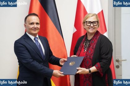 საქართველოსა და გერმანიის წარმომადგენლები ხელმოწერის პროცესში — საქართველო