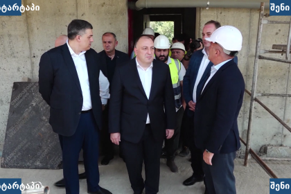 მთავრობის წარმომადგენლები მშენებლობაზე, საქართველო