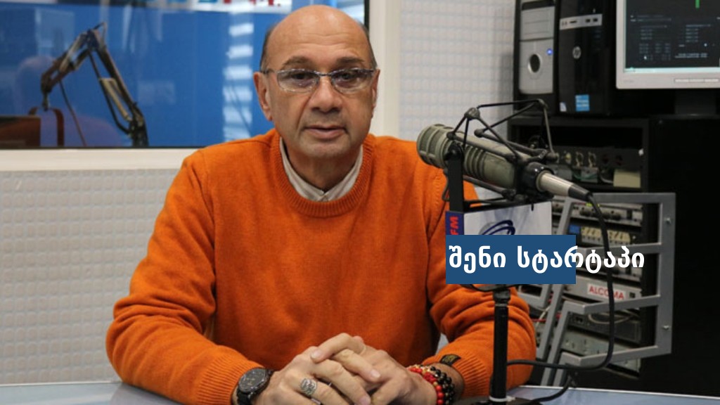რადიო წამყვანი სტუდიაში, ფონტური 106.9 FM, საქართველო