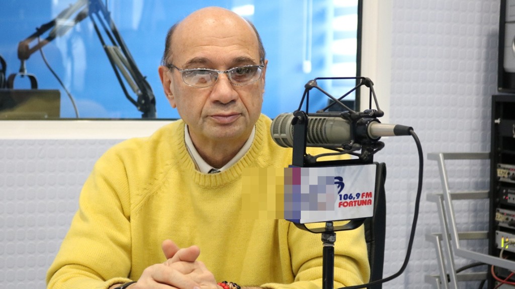 რადიო სტუდიაში ინტერვიუ, მამაკაცი ყვითელ სვიტერში — საქართველო