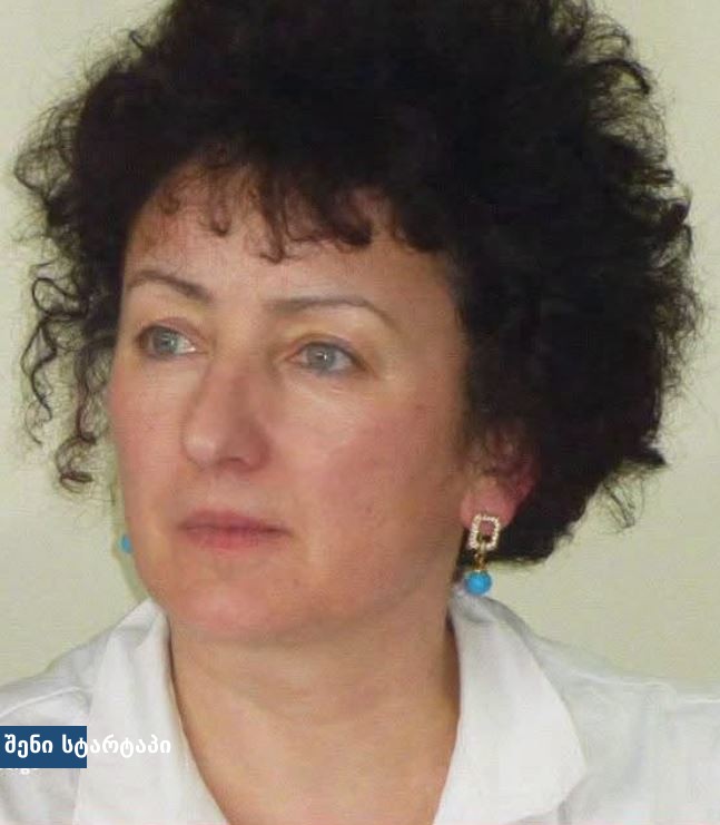 ქალი curly თმით, ყურსასმენებით, საქართველო