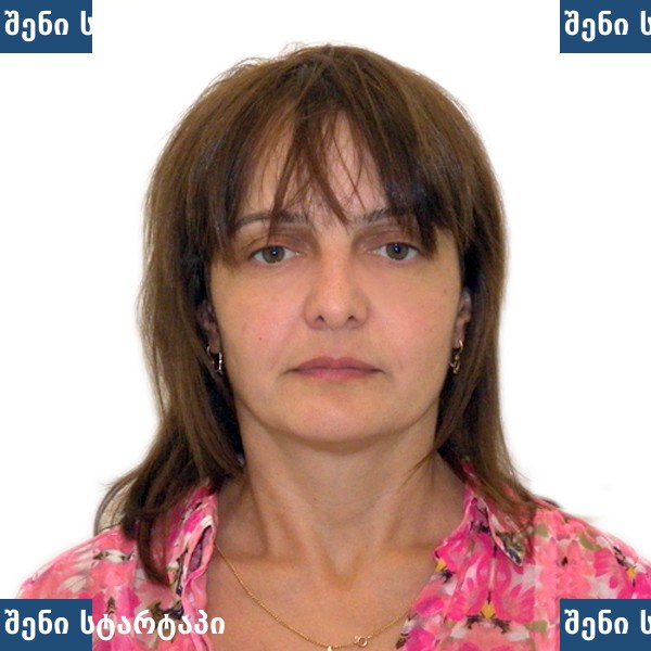 ქალი ვარდისფერი მაისურით, თეთრი ფონით — საქართველო