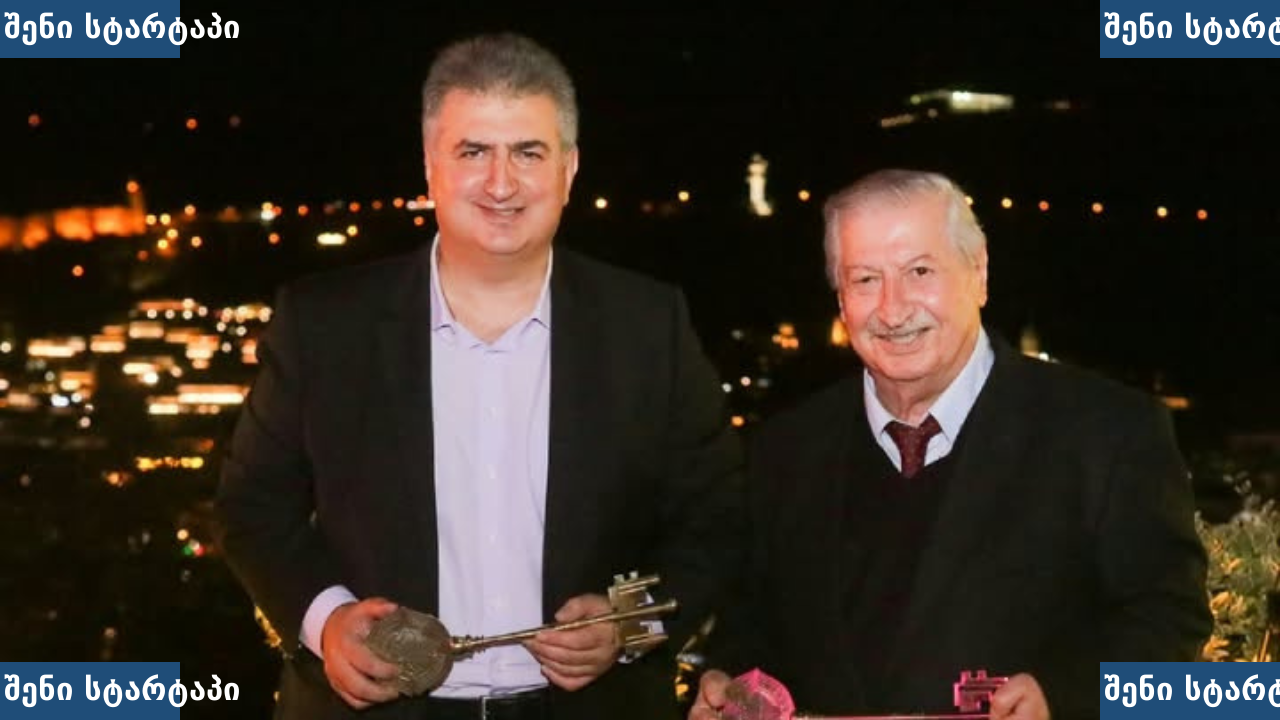 ორ მამაკაცი ღამის ქალაქის ფონზე, საქართველო