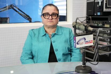 რადიო სტუდიაში მჯდომარე ქალი, საქართველო