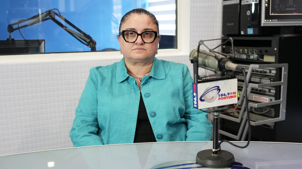 რადიო სტუდიაში მჯდომარე ქალი, საქართველო