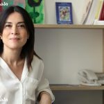 ქალი ოფისში, თეთრ მაისურში, საქართველო