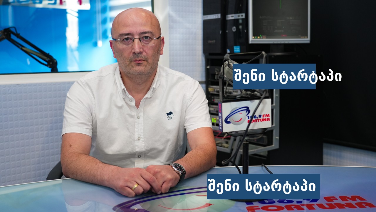 რადიო წამყვანი სტუდიაში, ფონზე ტექნიკა — საქართველო