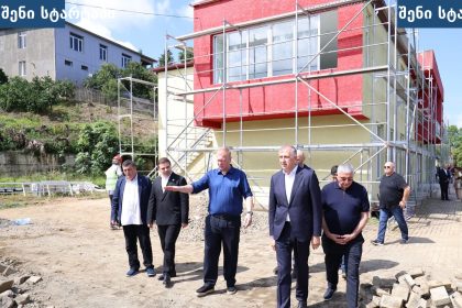აჭარის მთავრობის თავმჯდომარე ზურაბ პატარაძე ქობულეთში საგანმანათლებლო ინფრასტრუქტურის განახლების პროცესს გაეცნო