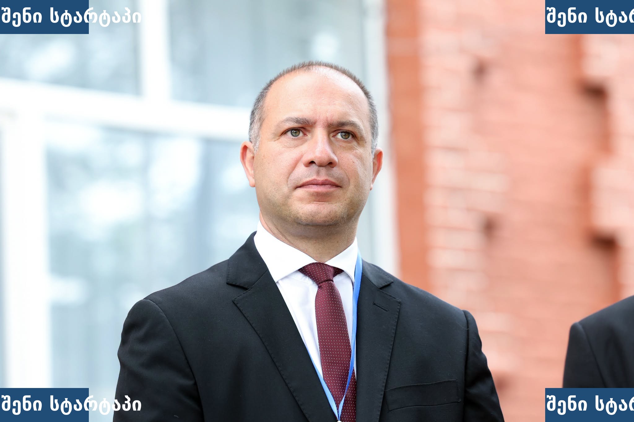 პოლიტიკოსი სერიოზული გამომეტყველებით, საქართველო