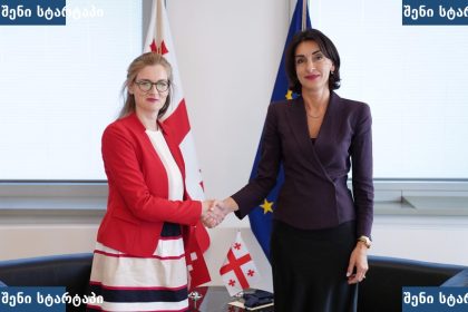 ორ ქალი ხელის ჩამორთმევა ოფისში, საქართველო