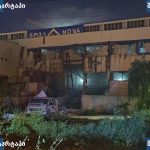 დანგრეული შენობა და მანქანა ღამით, საქართველო