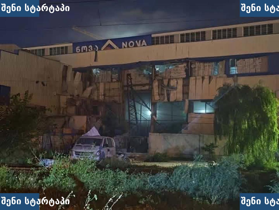 დანგრეული შენობა და მანქანა ღამით, საქართველო