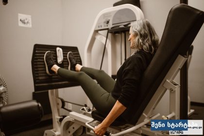 ქალი ვარჯიშობს ფიტნეს ცენტრში, საქართველო