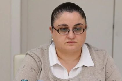 დაუცველი ადამიანი ექიმთან კონსულტაციაზე სიმსივნის თემაზე