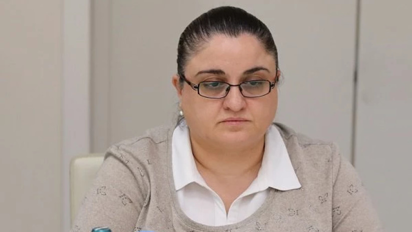 დაუცველი ადამიანი ექიმთან კონსულტაციაზე სიმსივნის თემაზე