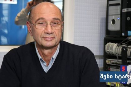 რადიო სტუდიაში ინტერვიუსთვის მომზადებული პიროვნება, საქართველო