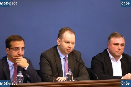 სამი მამაკაცი პრესკონფერენციაზე, საქართველო