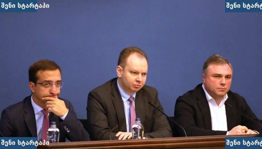 სამი მამაკაცი პრესკონფერენციაზე, საქართველო