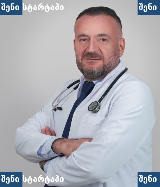 ექიმი თეთრ ხალათში, სტეტოსკოპით — საქართველო