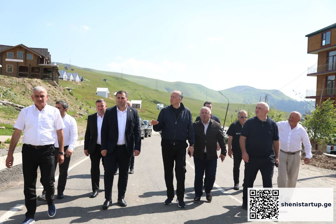 ჯგუფი ადამიანების სეირნობა მთებში, საქართველო
