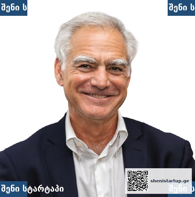 ბიზნესის ექსპერტი თეთრ ფონზე, საქართველო