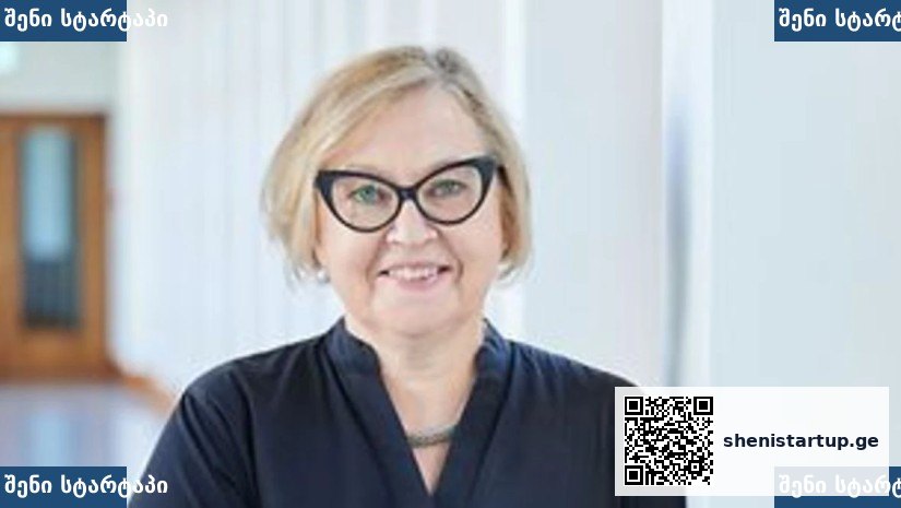 ქალი სათვალით, თეთრი კედლების ფონზე — საქართველო