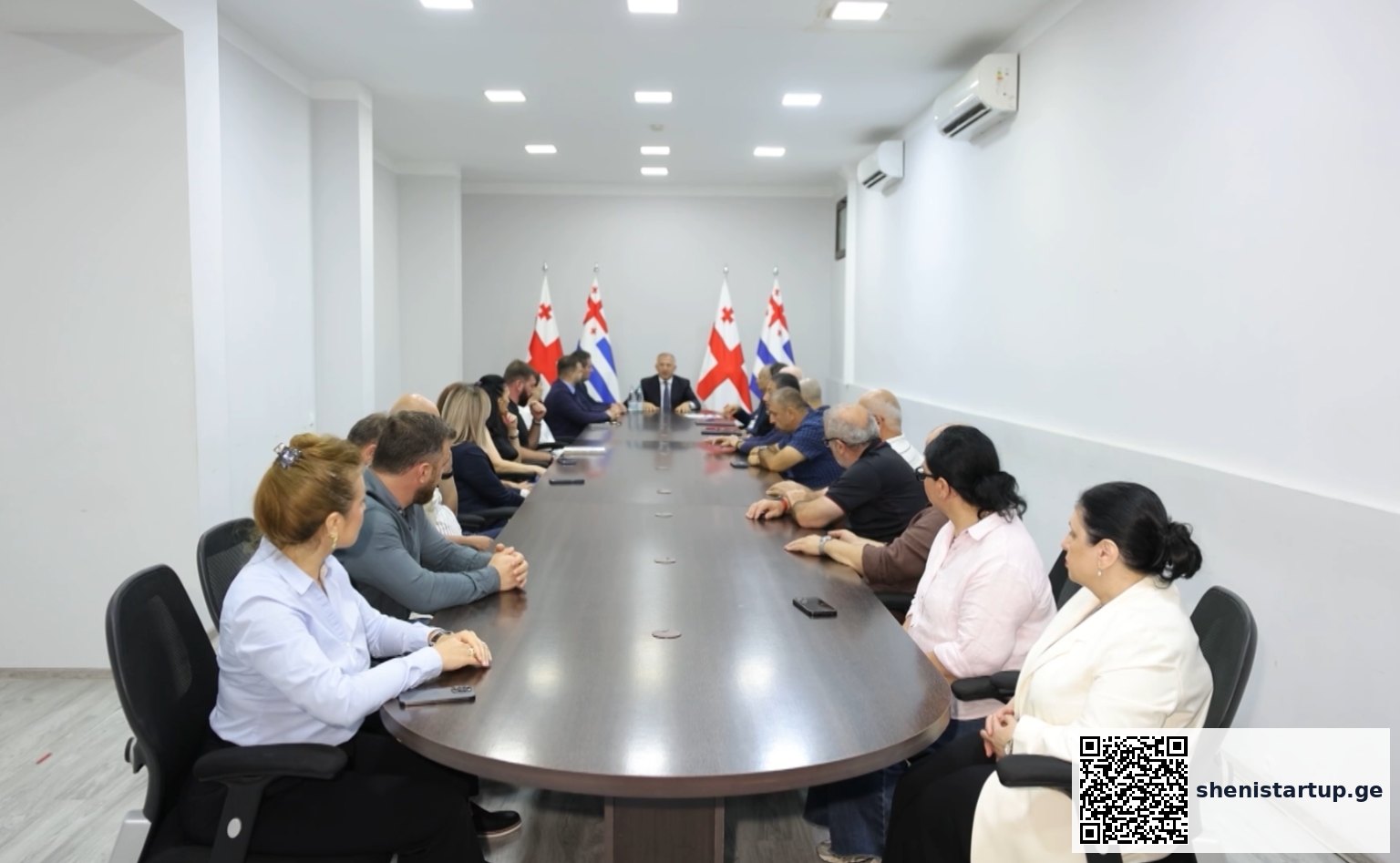 აჭარის მთავრობის თავმჯდომარე ზურაბ პატარაძე, მთავრობის წევრებთან ერთად, სავაჭრო-სამრეწველო პალატის თანამშრომლებს და ბიზნეს-ასოციაციების წარმომადგენლებს შეხვდა