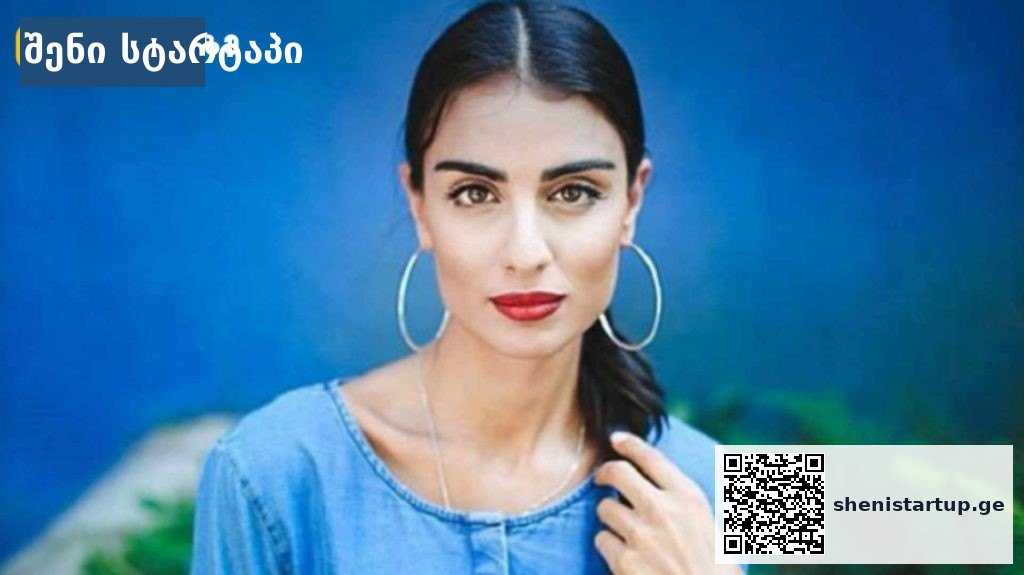ქალი მოდური სამოსით ლურჯ ფონზე, საქართველო