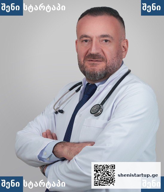 ექიმი თეთრ ხალათში, სტეტოსკოპით, საქართველო