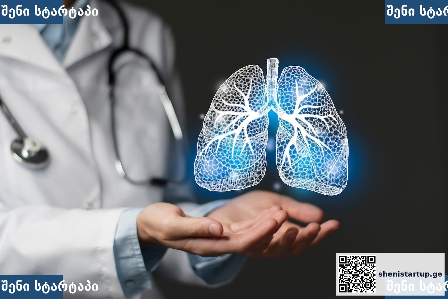 ექიმი ხელში უჩვენებს ფილტვების ვიზუალიზაციას, საქართველო